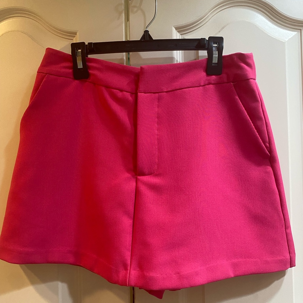 Hot pink skort. Size medium.